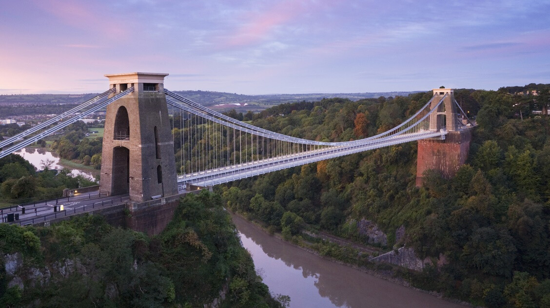 Emberi maradványokkal teli bőröndöt hagyott el egy férfi Bristolban