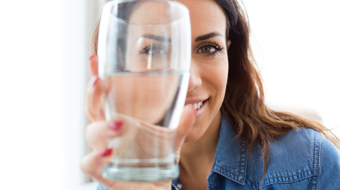 Según chicos húngaros, nos estamos quedando sin agua potable. Según chicos húngaros, nos estamos quedando sin agua potable.