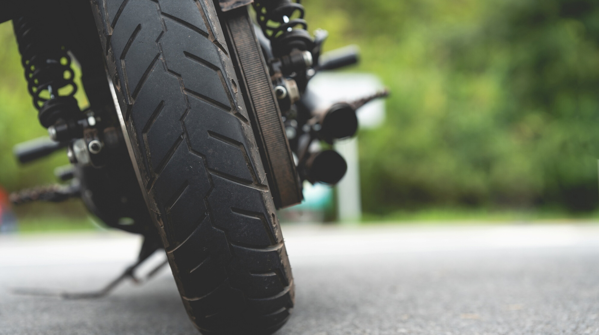 Motoros mentett meg egy fuldokló kisfiút az út mellett – Így reagálj hasonló helyzetben