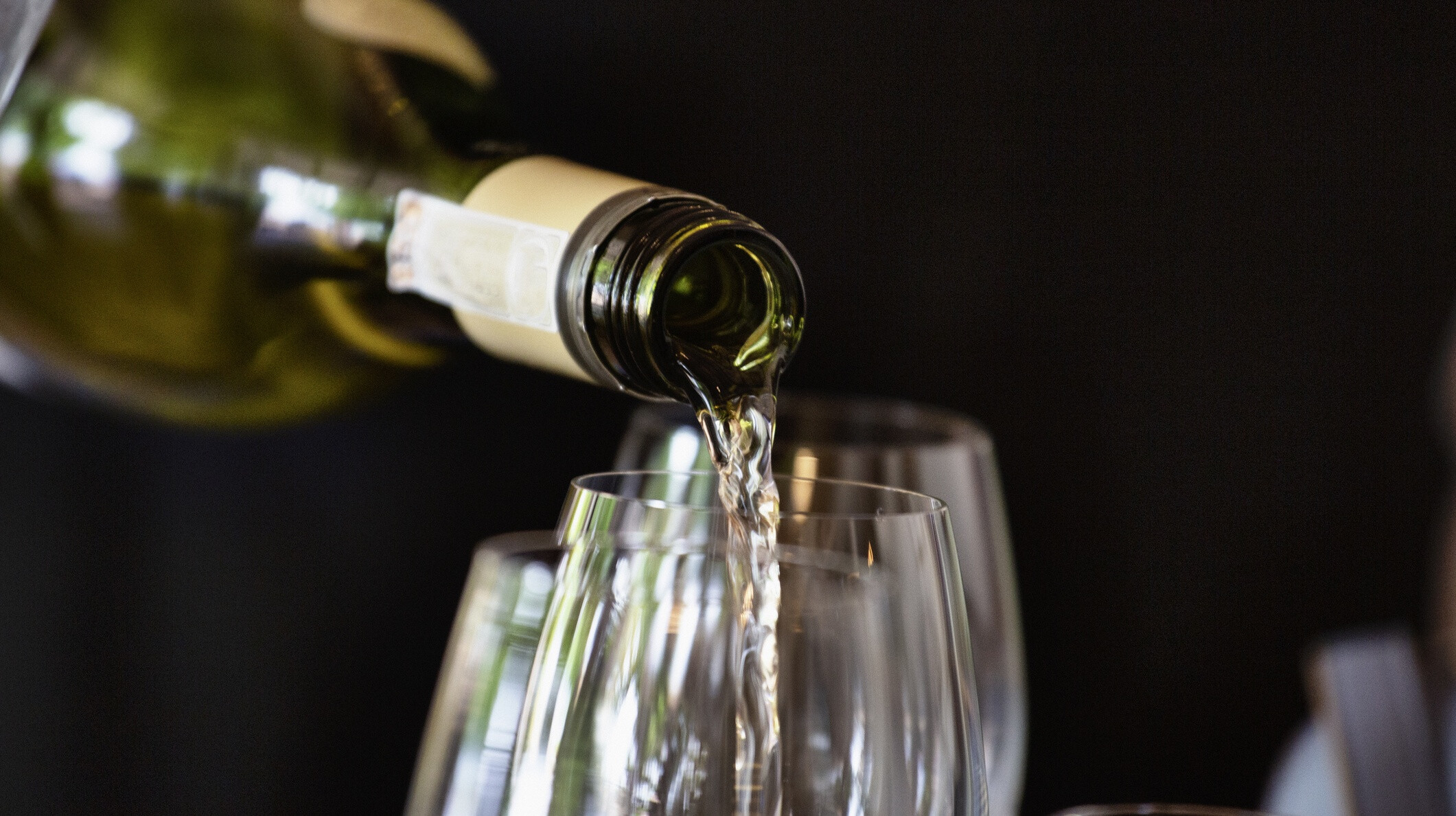 Bor helyett klórt itatott a vendéggel egy gyömrői pultos – Maradandó szövődmények alakultak ki