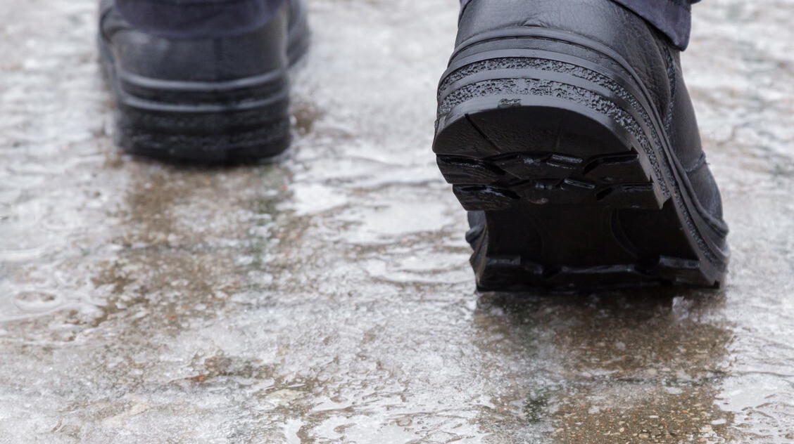 Filléres jégmentesítő trükk: sokáig tisztán tartja a járdát – Egyszerű konyhai eszközökkel megoldható