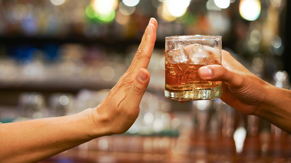 egy női kéz visszautasítja az alkoholospoharat