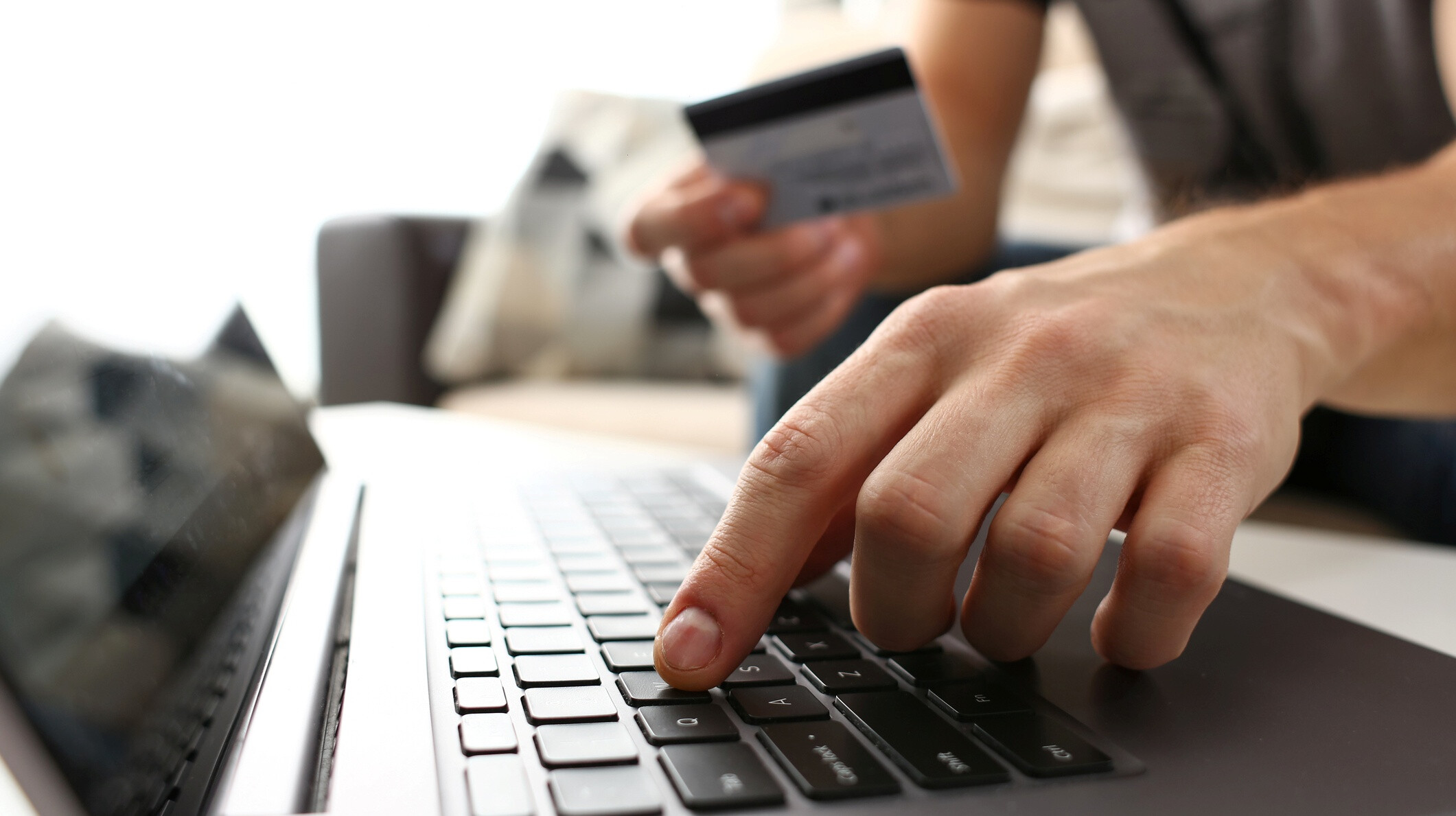 Hamis fogyasztószert árultak a neten, lecsapott a NAV – Veszélyes lehet a vásárlókra