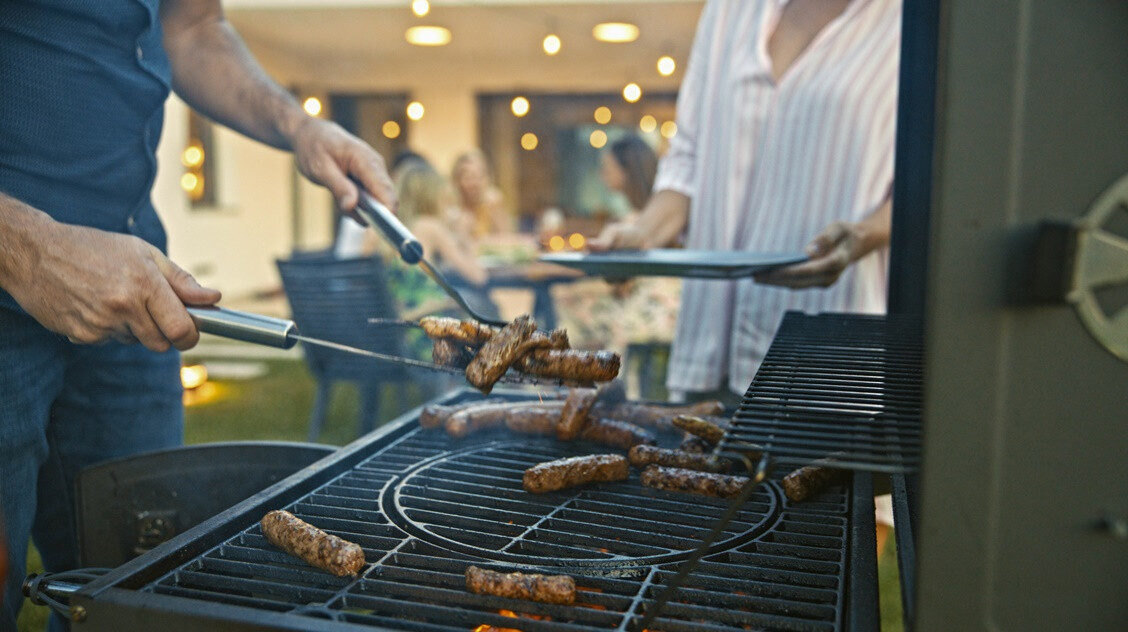 kolbászt grillez valaki