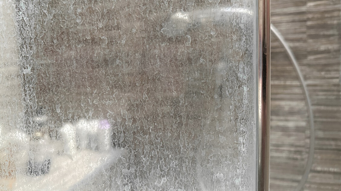 Vízkő a zuhanykabinon? Itt a vegyszermentes megoldás, amihez egyetlen alapanyag kell