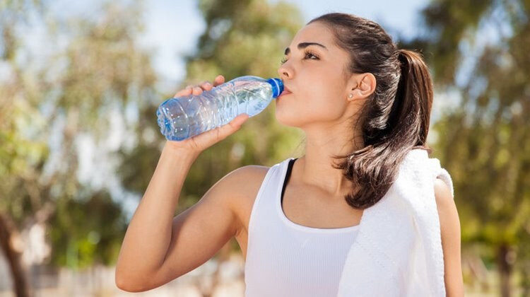 A víz a fogyásban is segít, mivel felgyorsítja az anyagcserét és égeti a kalóriát
