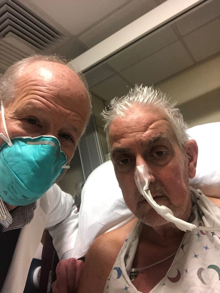 David Bennett a műtét után, tőle balra az operációt vezető dr. Bartley Griffith
