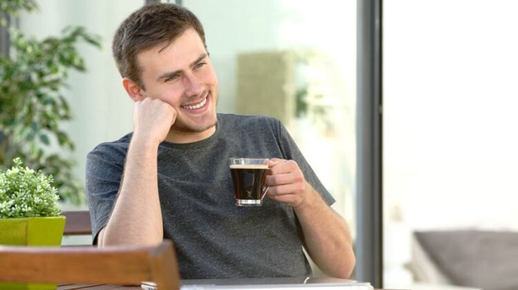 férfi kávézik