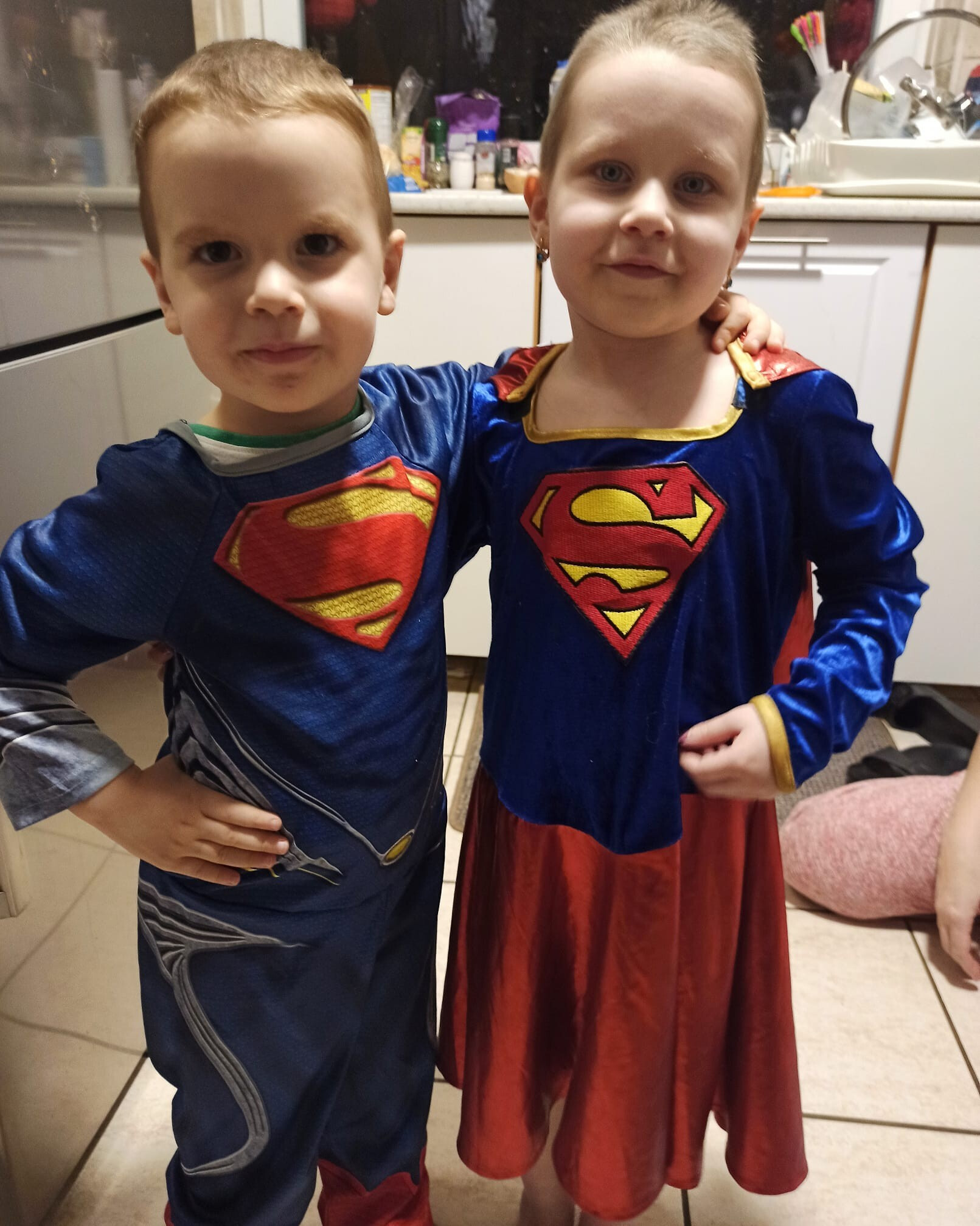A két kis szuperhős felnőtteket megszégyenítő módon viselte a csontvelő-transzplantációt.