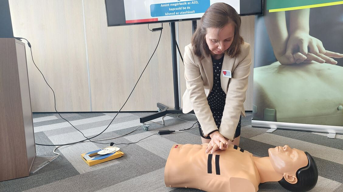 „Nem tudsz rontani a helyzeten, a bordatörés is jobb a halálnál” – hívj, nyomj, ments életet!