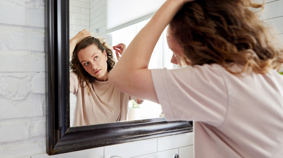 A hajhullás leggyakoribb okai nőknél – Ezek a tünetek jeleznek bajt