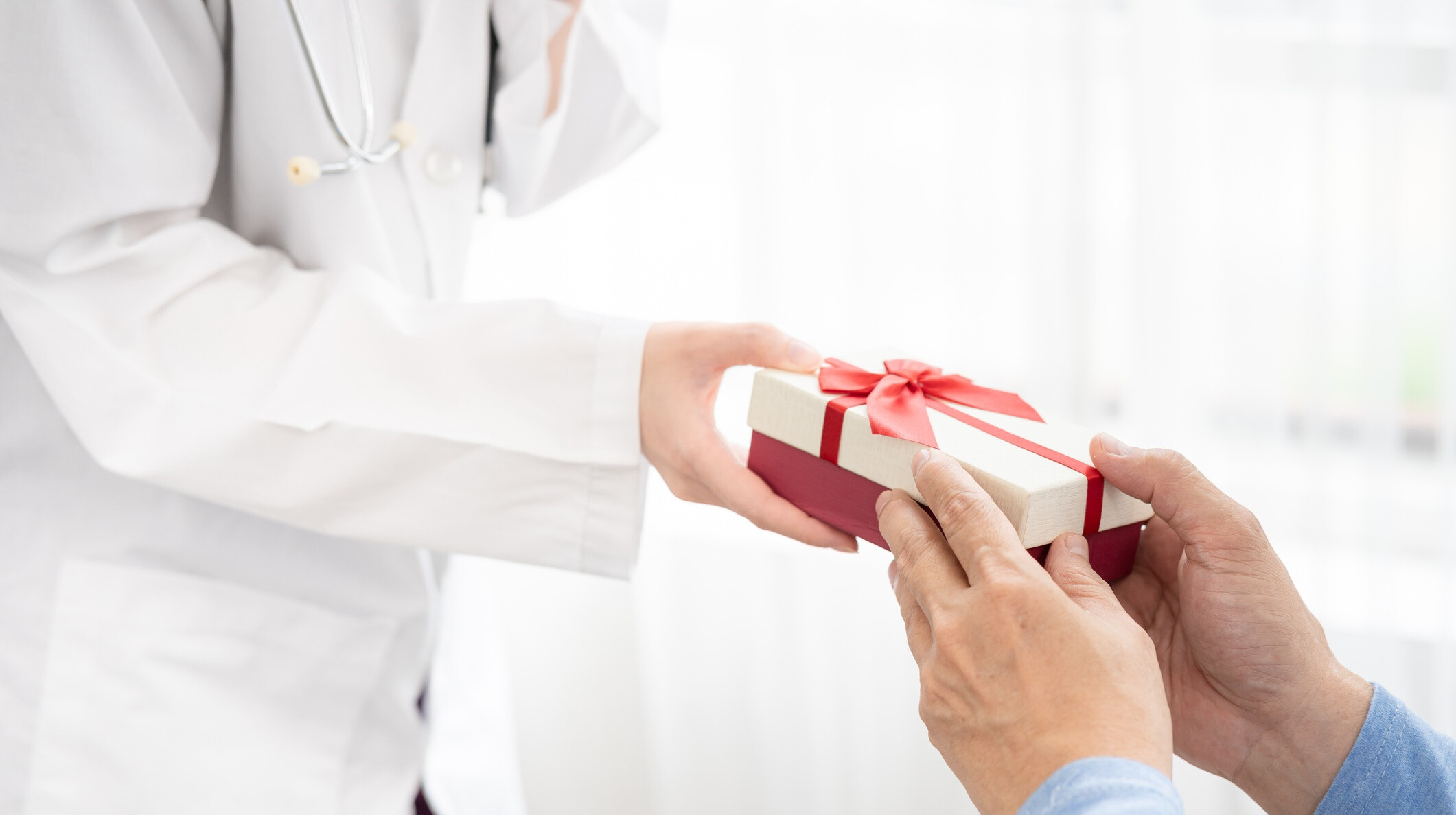 Hálapénz helyett: mit adhat orvosának a beteg? – Így tarthatók be a törvényi szabályok
