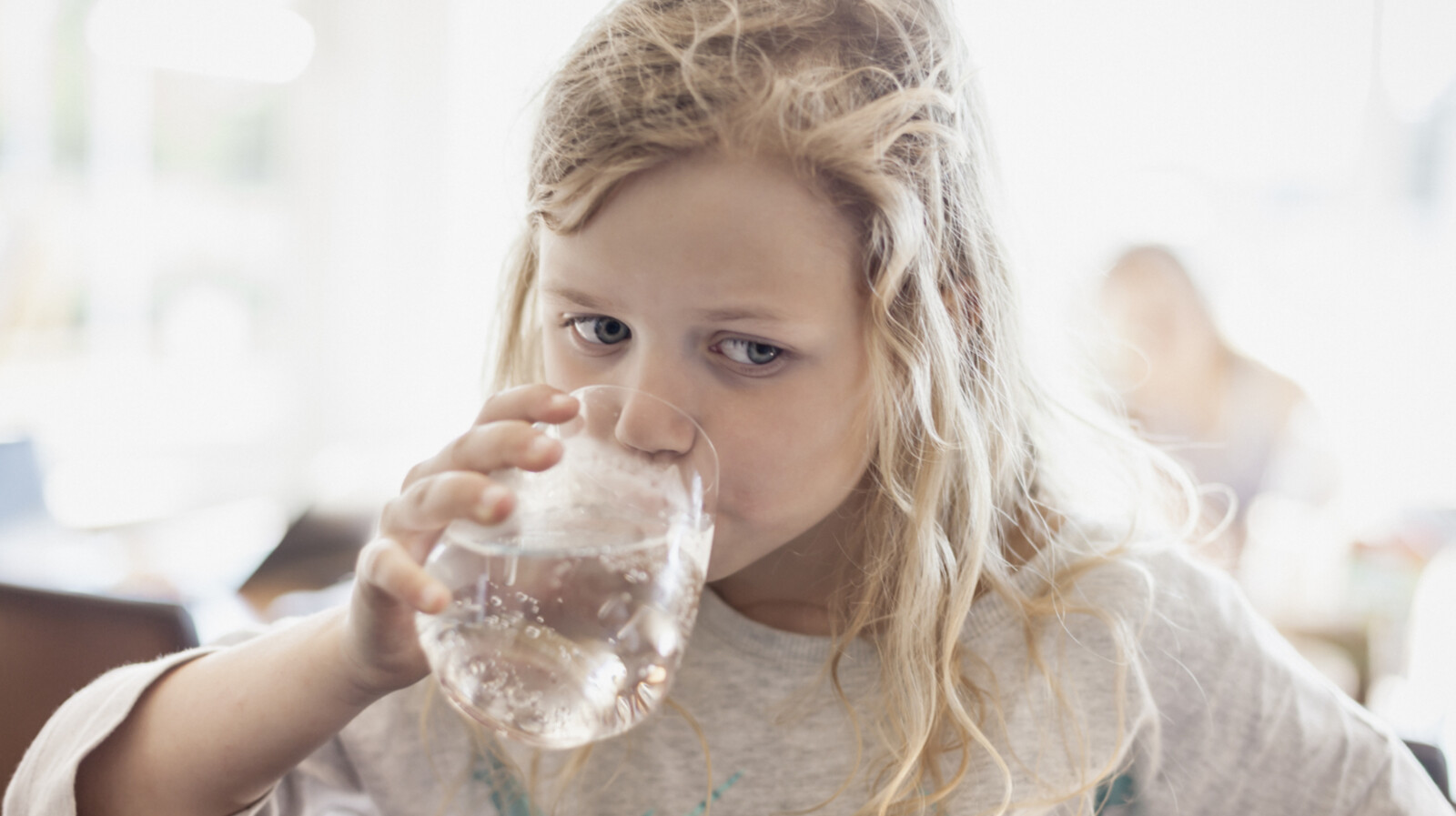 Korod és nemed alapján ennyit kellene innod naponta