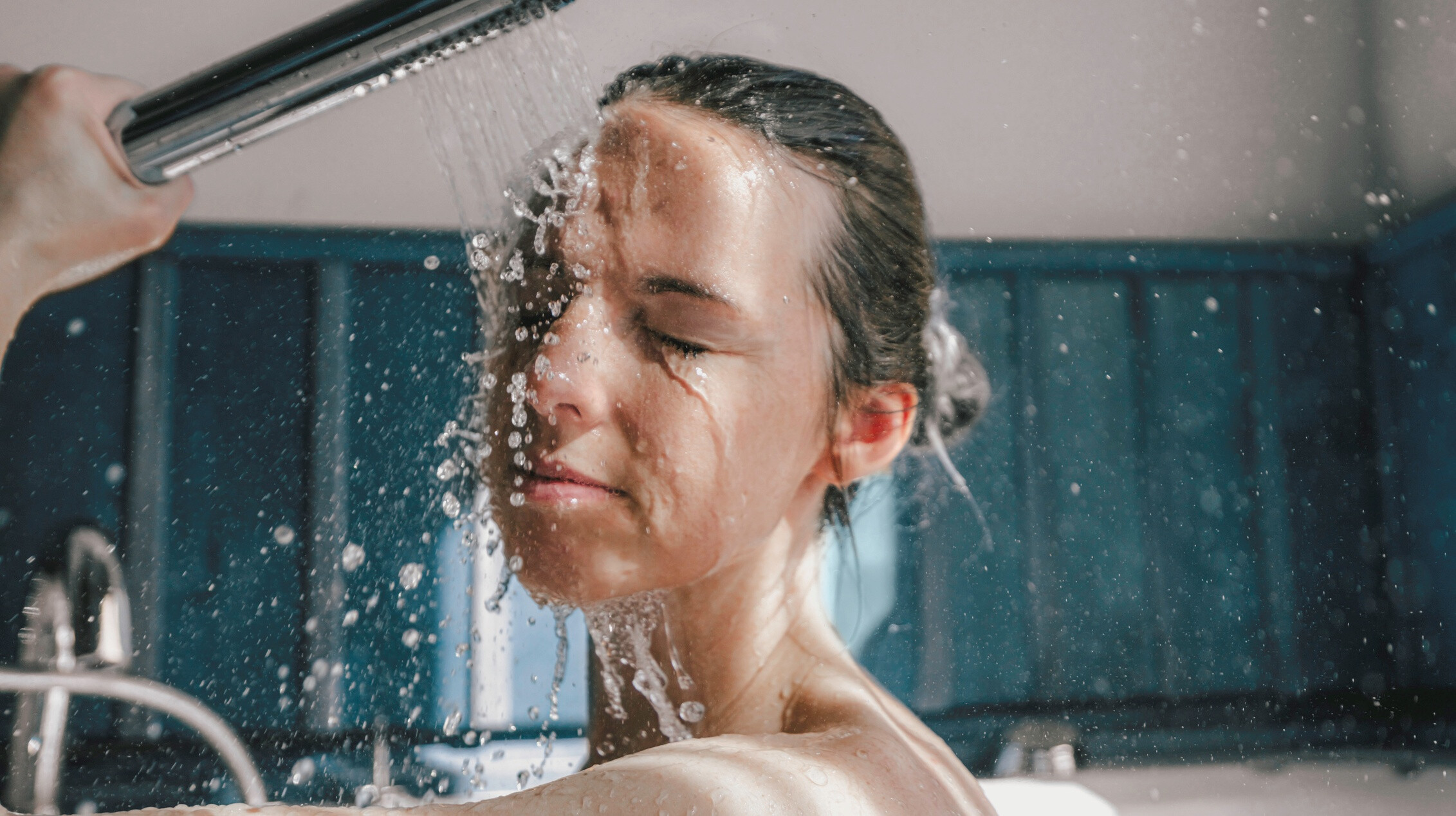 Mikor jobb zuhanyozni: reggel vagy este? – mutatjuk, mit javasol a mikrobiológus