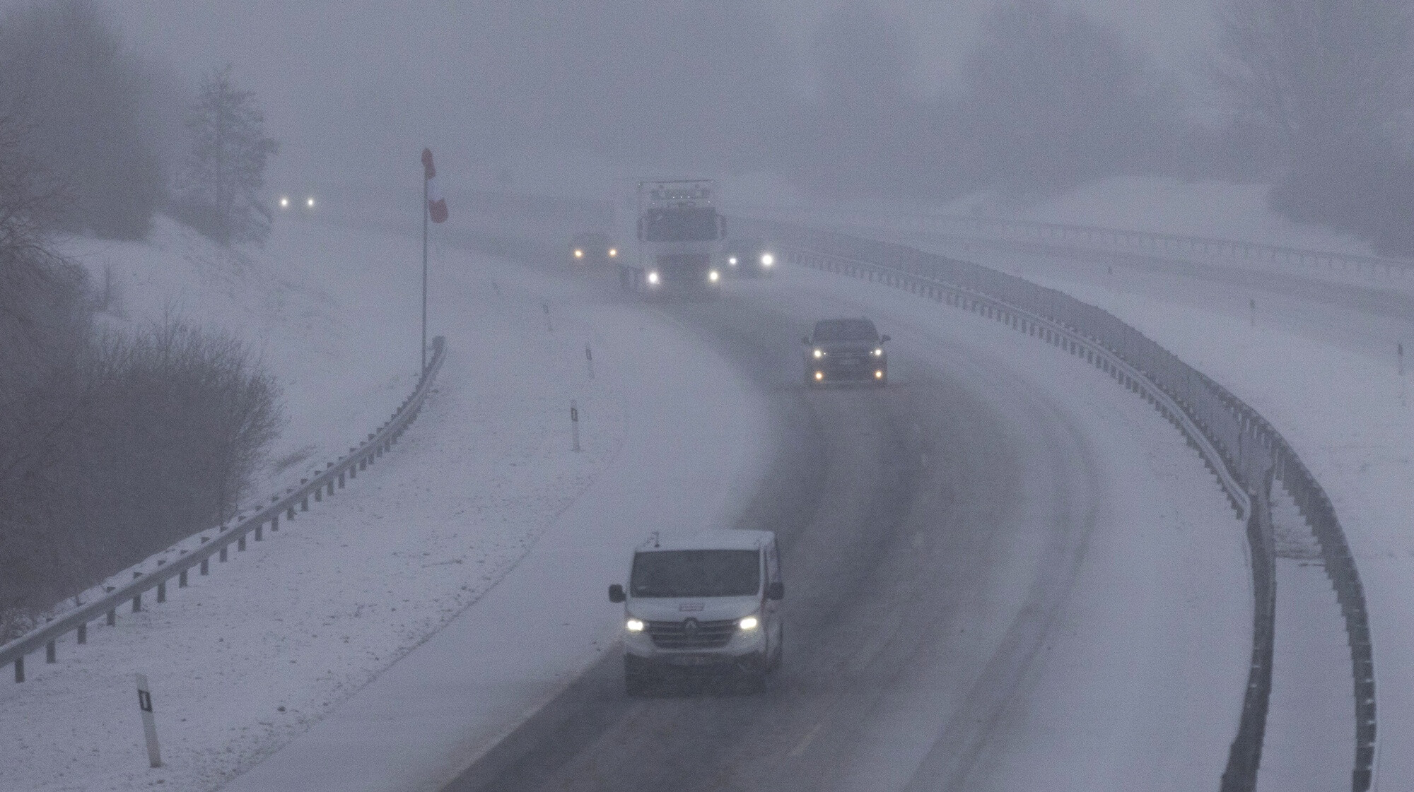 Csak így szabad útnak indulni az extrém hidegben – Komoly veszélyre figyelmeztet az NNGYK