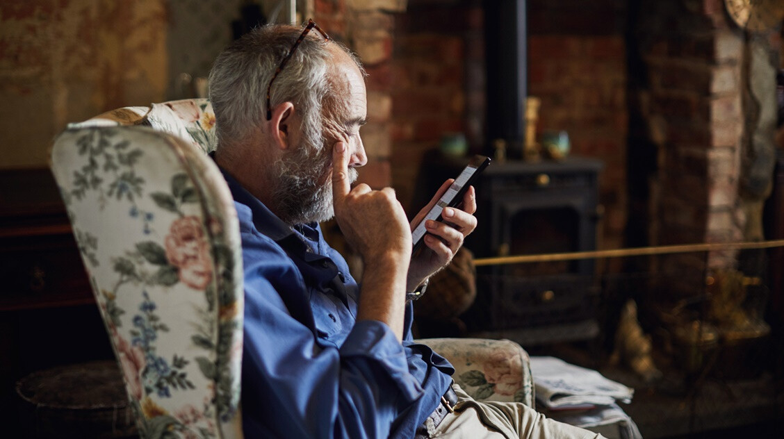 Ezért veszélyes az okostelefon-függőség az idősebbeknél