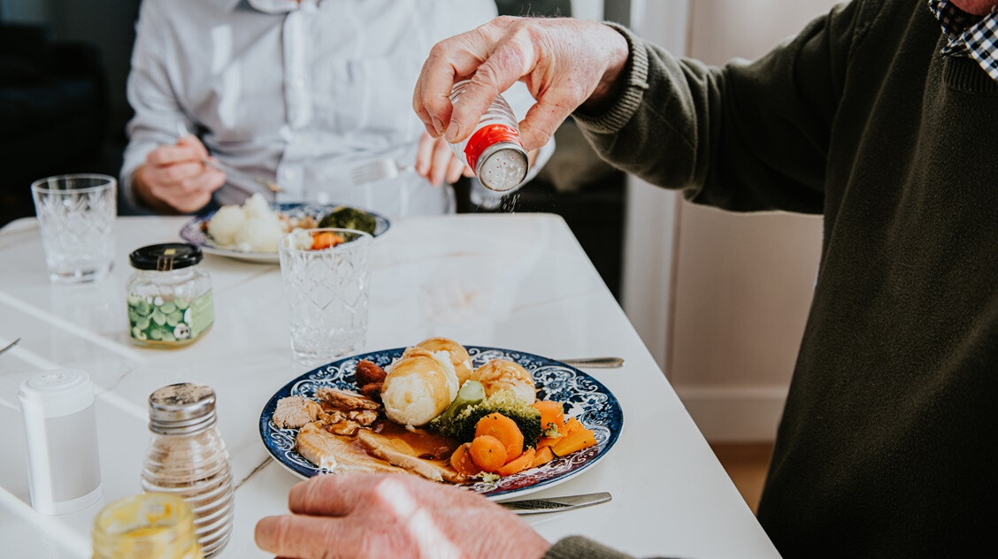 4 tipp, hogy kevesebb só kerüljön a tányérodra – Szívedet és bőrödet is óvják